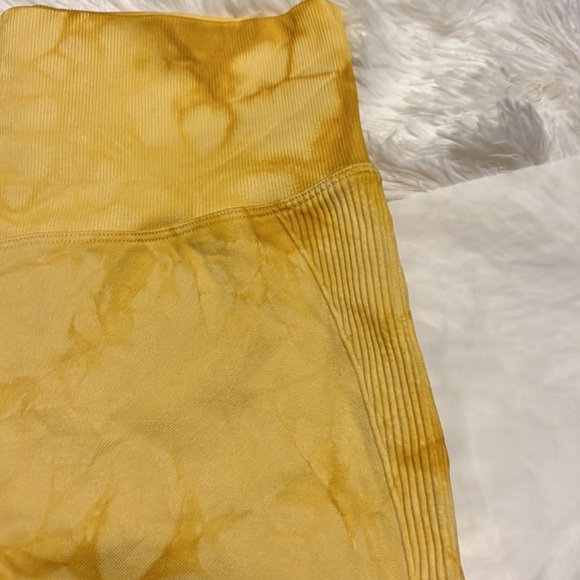 Halara seamless flow, super high waist, tie dye butt lifting leggings in yellow - Picture 9 of 10